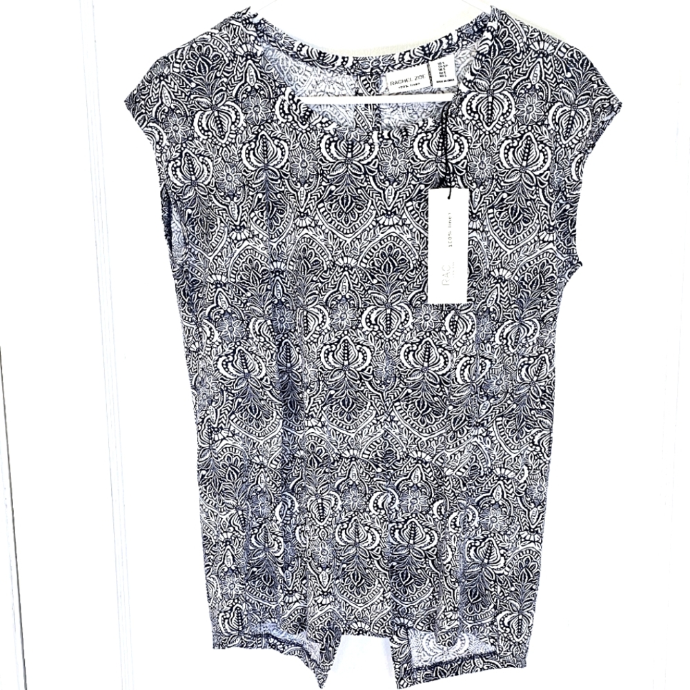 NWT✨️Lotus Flower Print Top